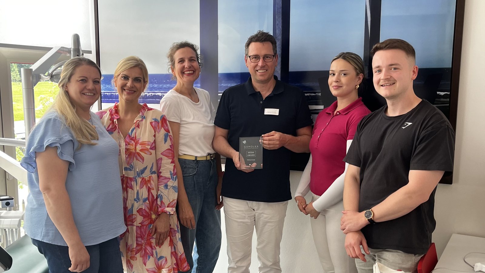 Christian Olschina übergibt den Media Award an das Team der Praxis Dr. Gomolka in Stuttgart